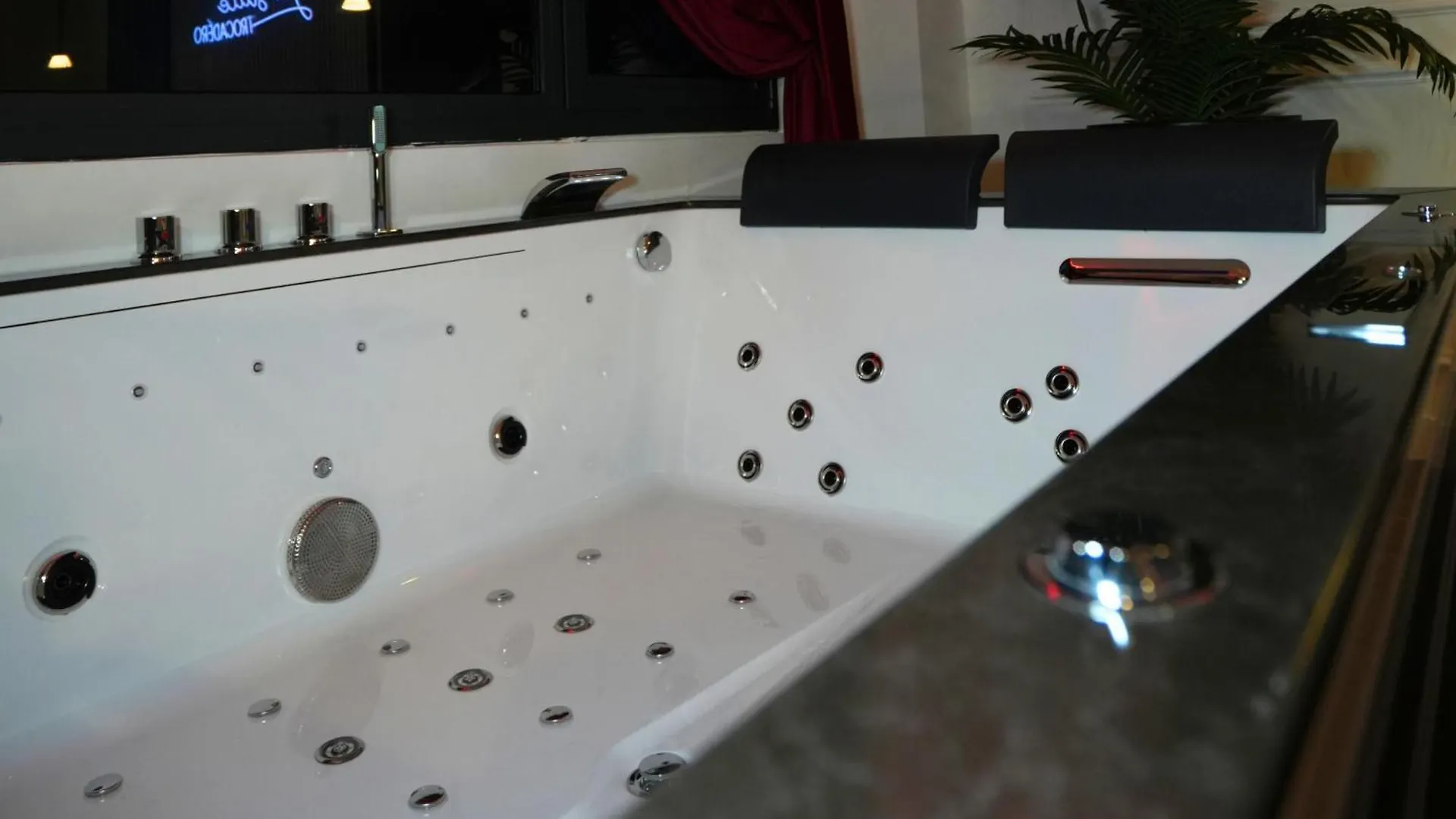 La Trocadero - Private Jaccuzi *
